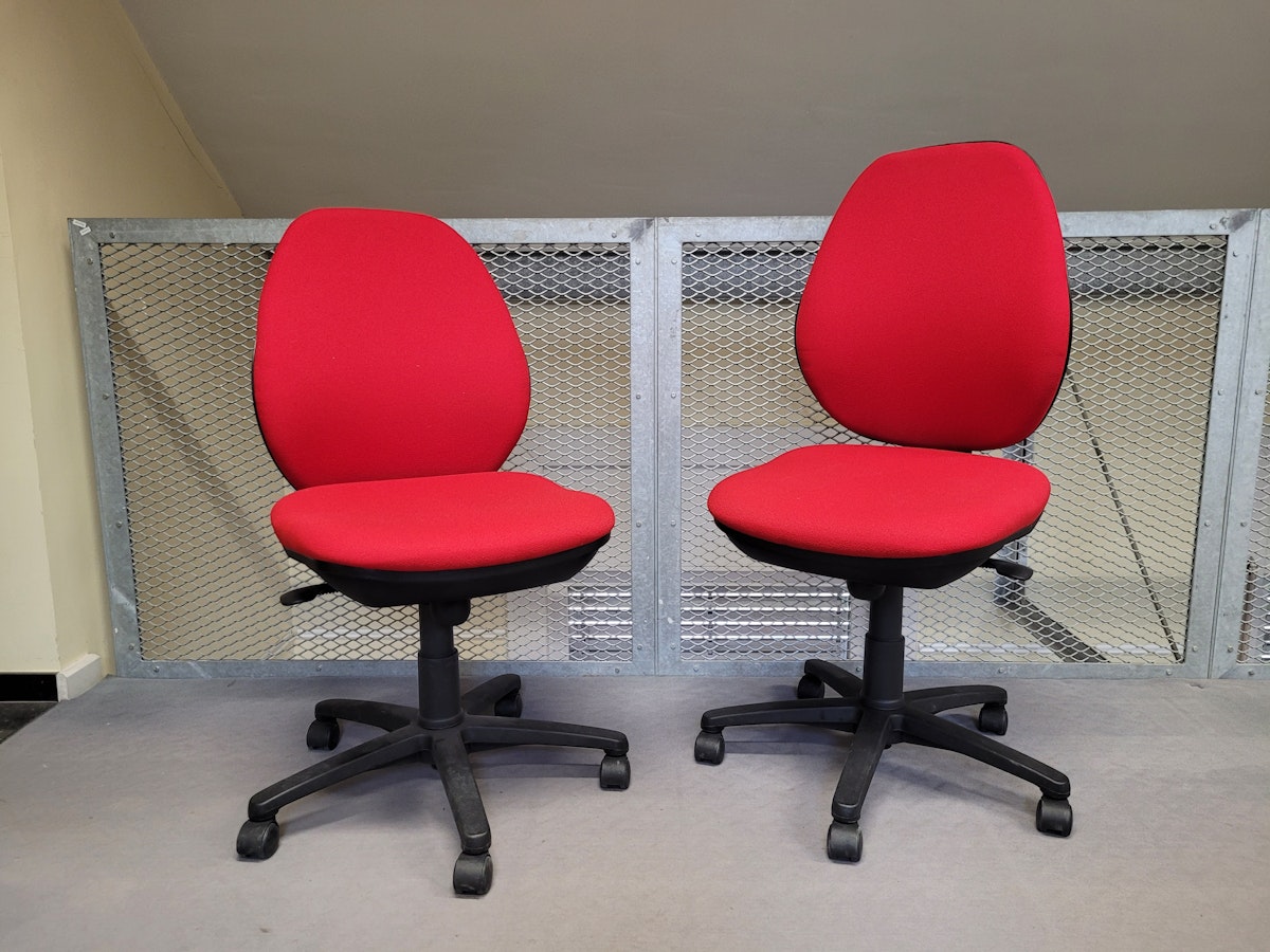 twee rode bureaustoelen