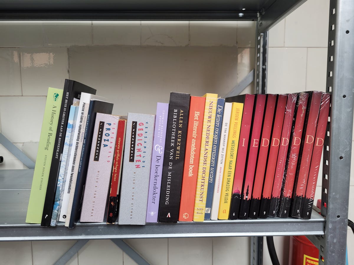 een twintigtal boeken op een rek