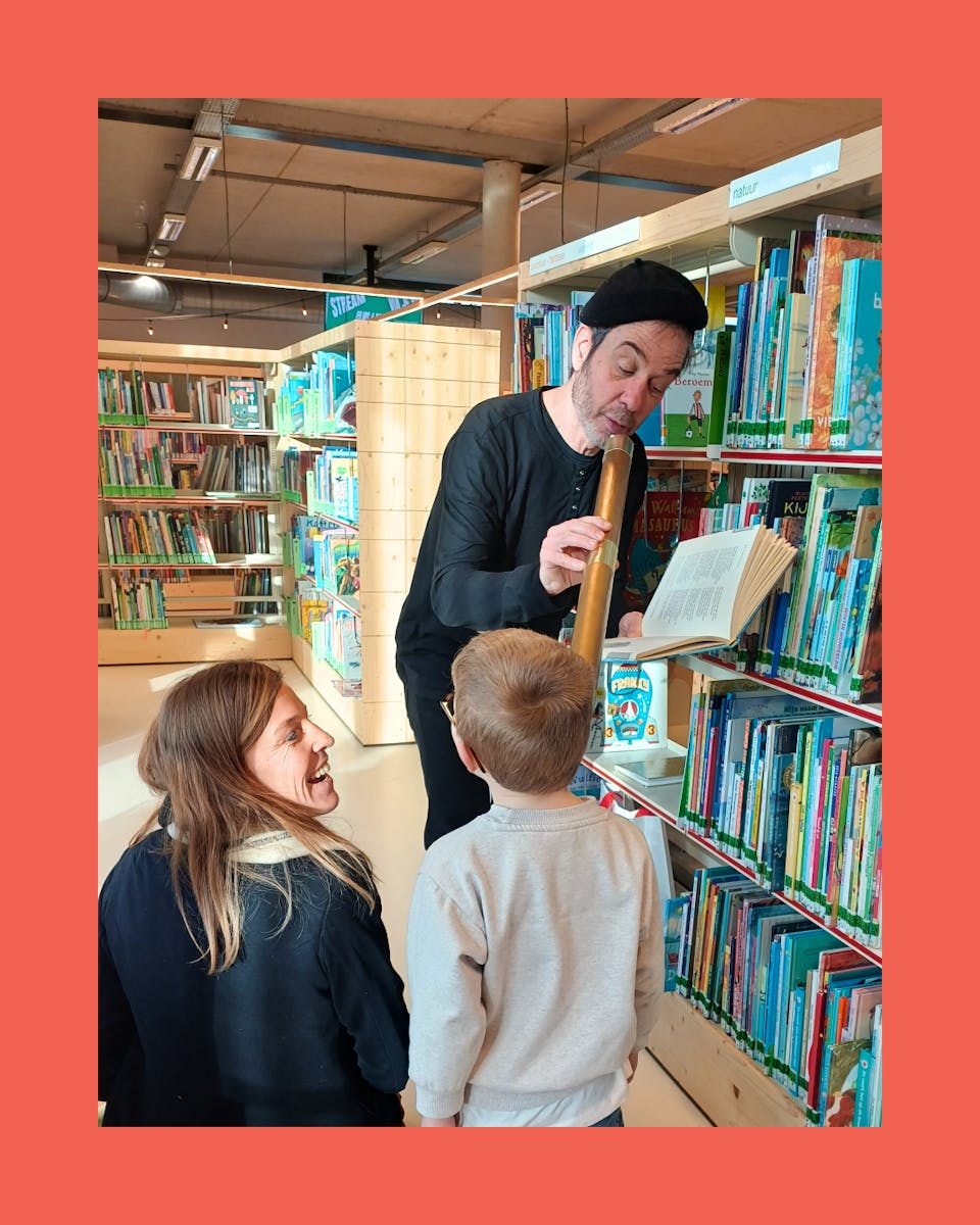poëziefluisteraars in bibliotheek